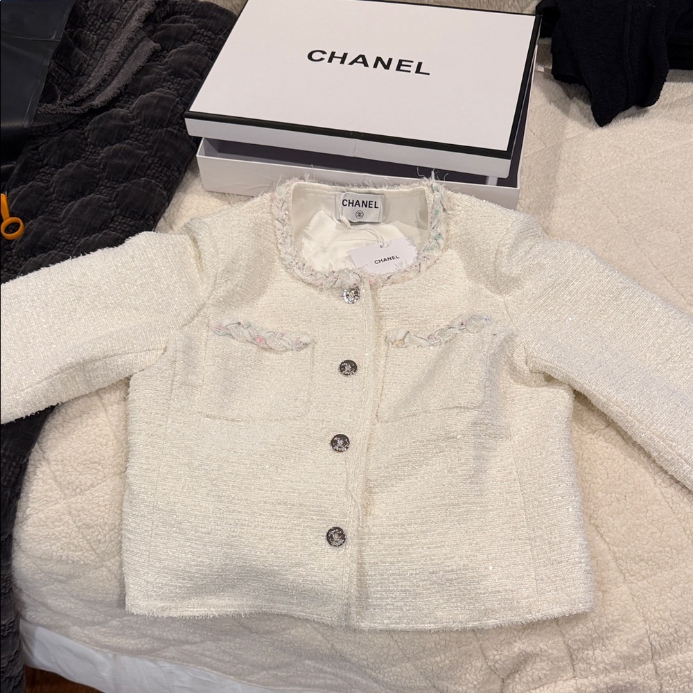 Chanel White Tweed Jacket size 40